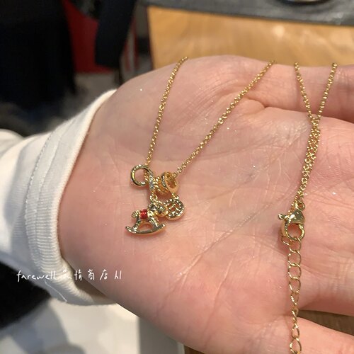 金色复古摇摇马铜钱锁骨链