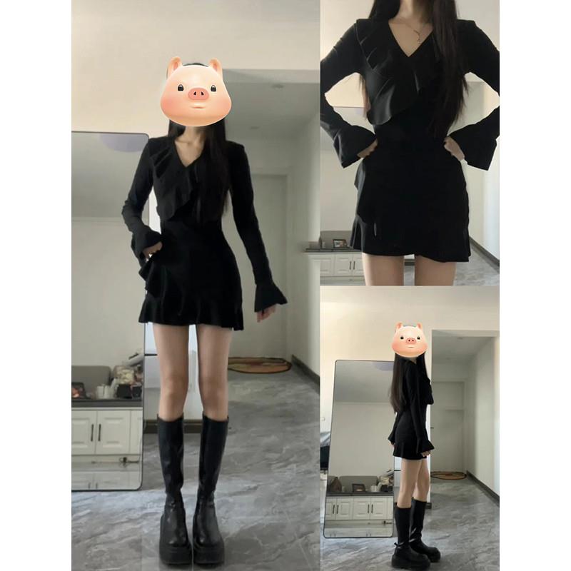 早秋黑色荷叶边v领喇叭袖连衣裙子女入秋季包臀长袖性感紧身穿搭