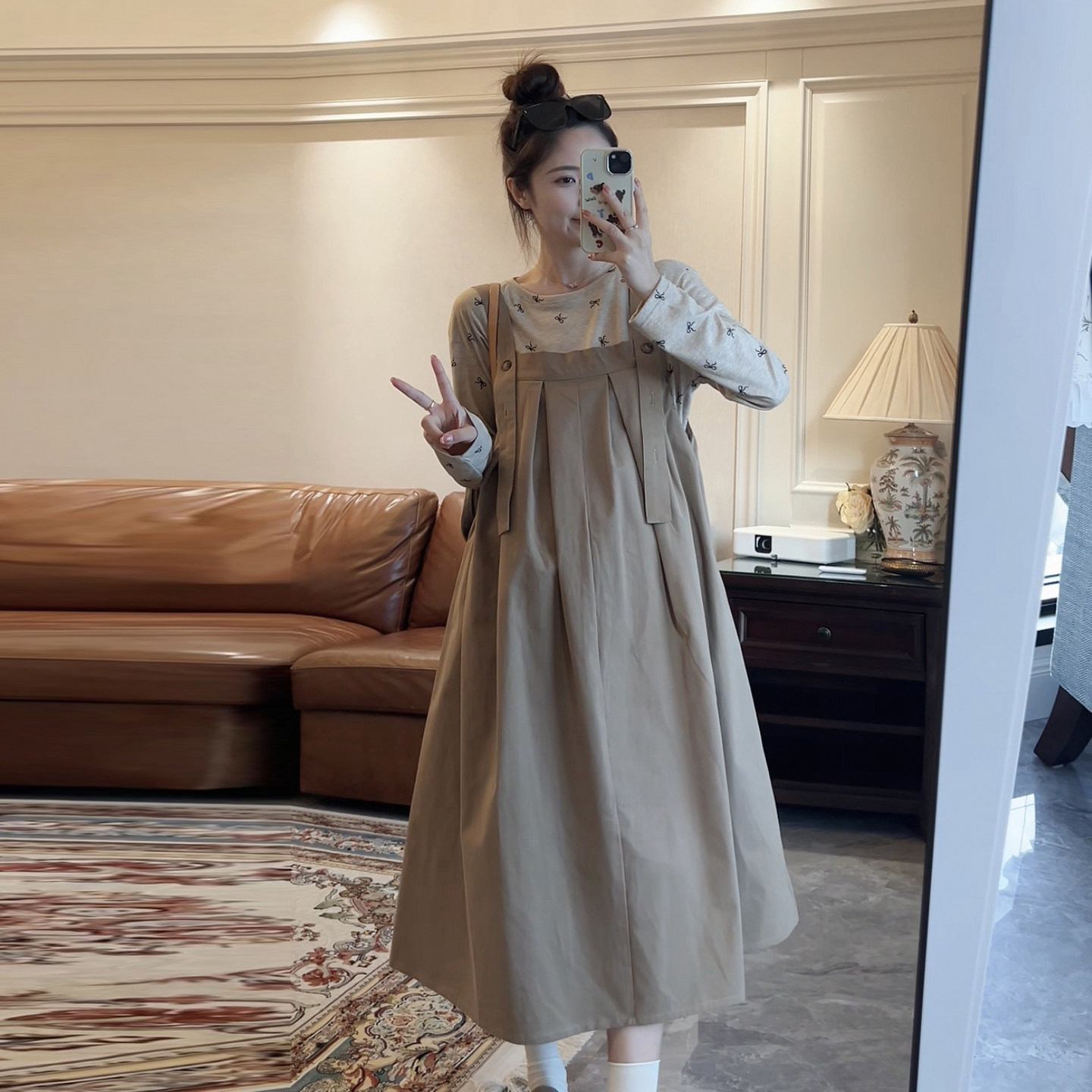诺初◆卡其~孕妇时髦显瘦连衣裙春秋装套装软糯上衣减龄背带裙