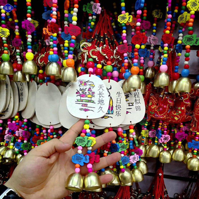 云南丽江东巴民族风景区寺庙挂树许愿牌祝福木牌风铃心愿挂牌挂饰