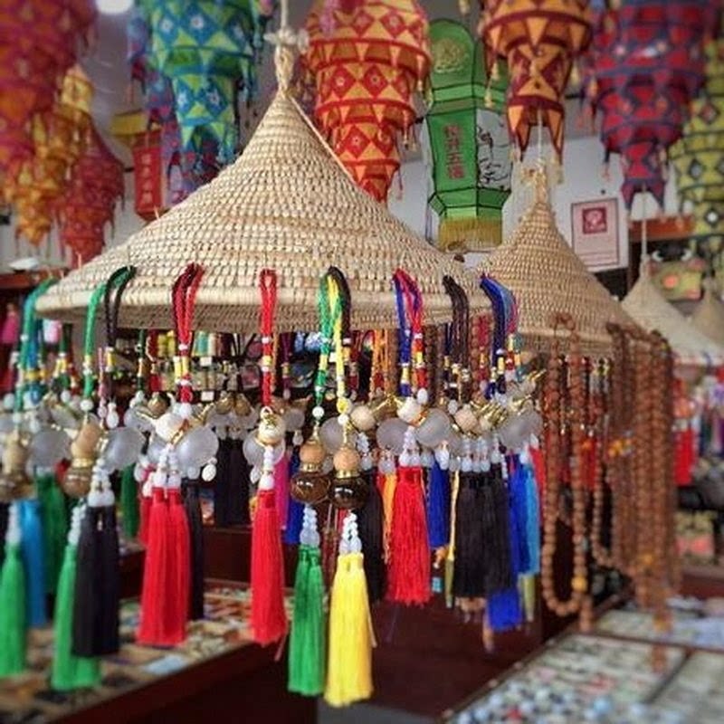 特色民族风饰品年货街草帽挂架摆摊挂墙吊顶挂饰草编斗笠饰品架