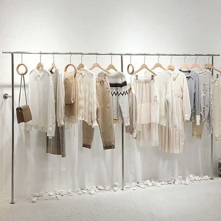 服装店上墙展示架简约衣架落地式陈列架不锈钢女装店壁挂货架定制