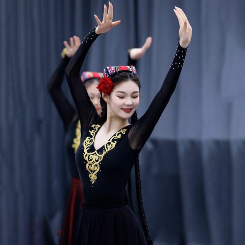 舞研依库新疆舞女大摆裙练功演出