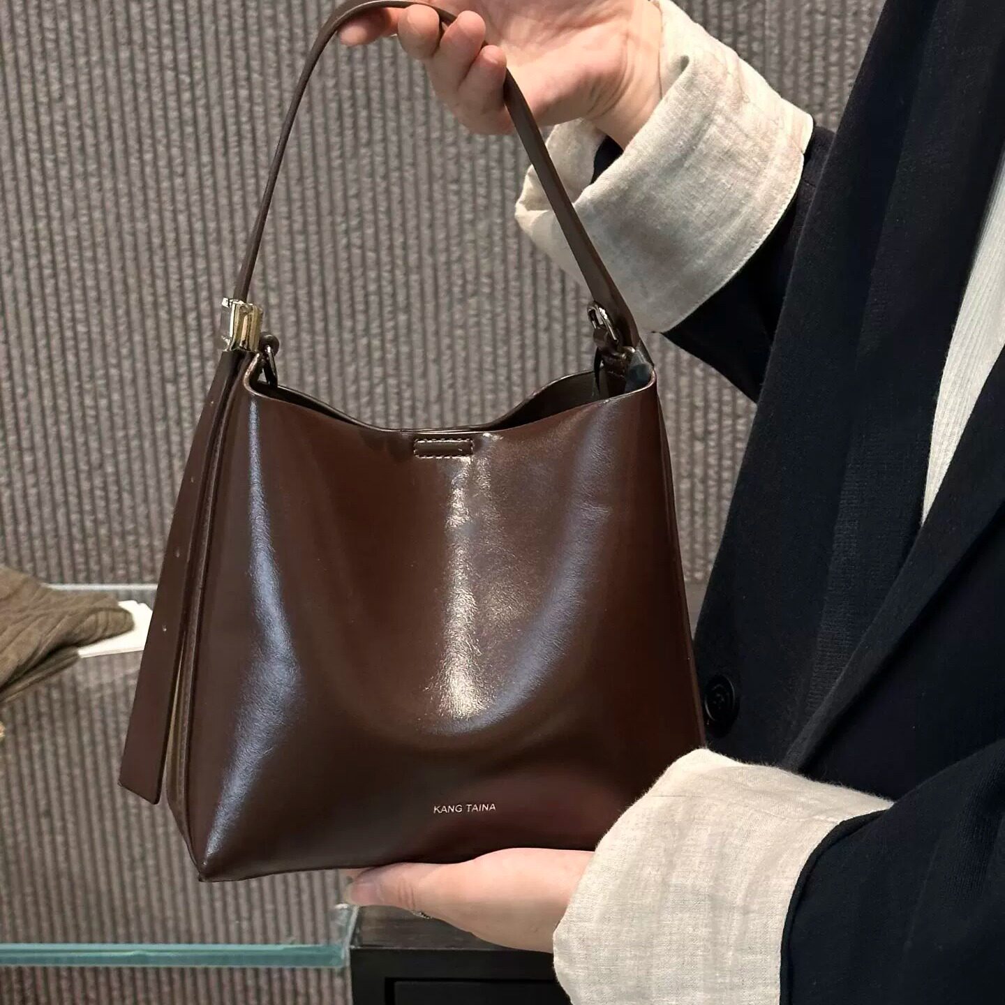 高级感复古油蜡皮水桶包女2026新品秋冬季休闲百搭手提单肩斜挎包