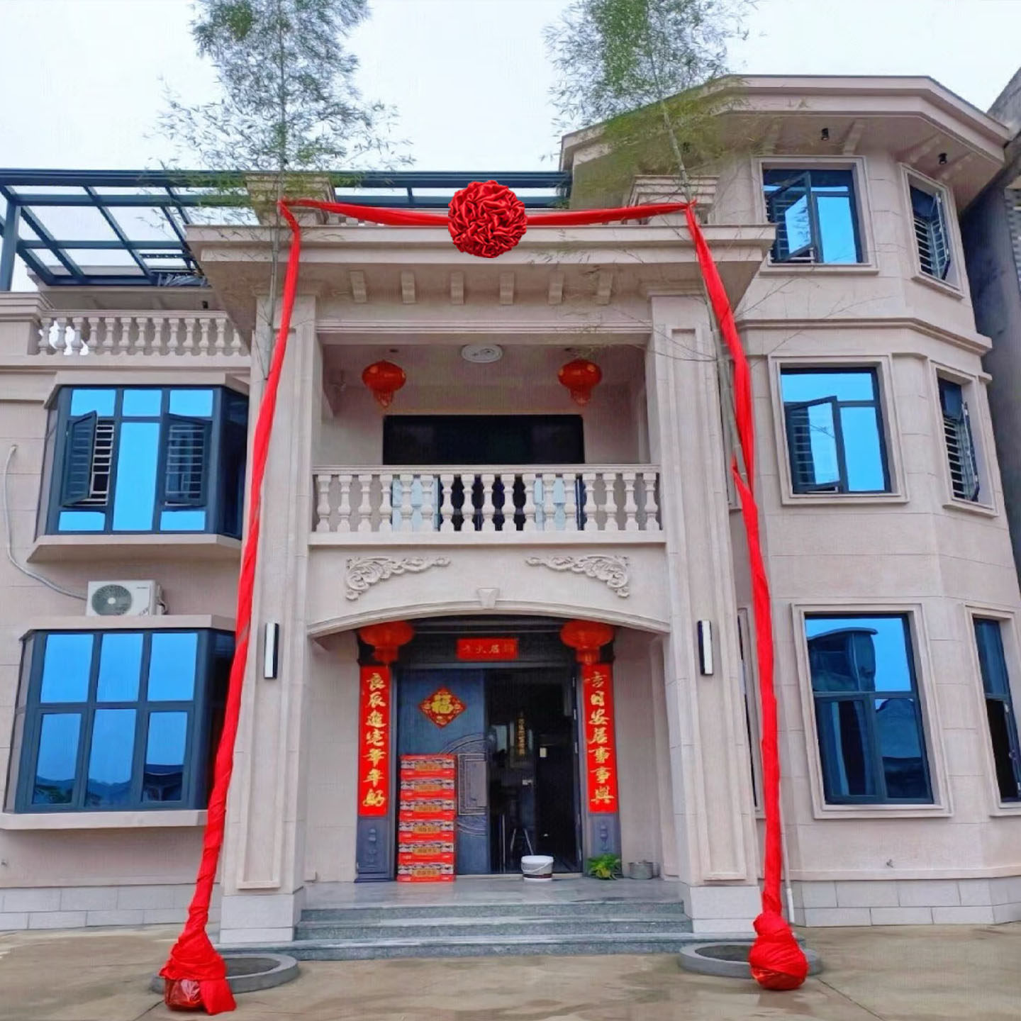 农村自建房乔迁红布大红花球进宅之喜红绸布绣球结婚礼红布幔拉花