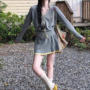 早秋减龄一整套穿搭韩系设计感灰色V领针织开衫上衣百褶短裙套装