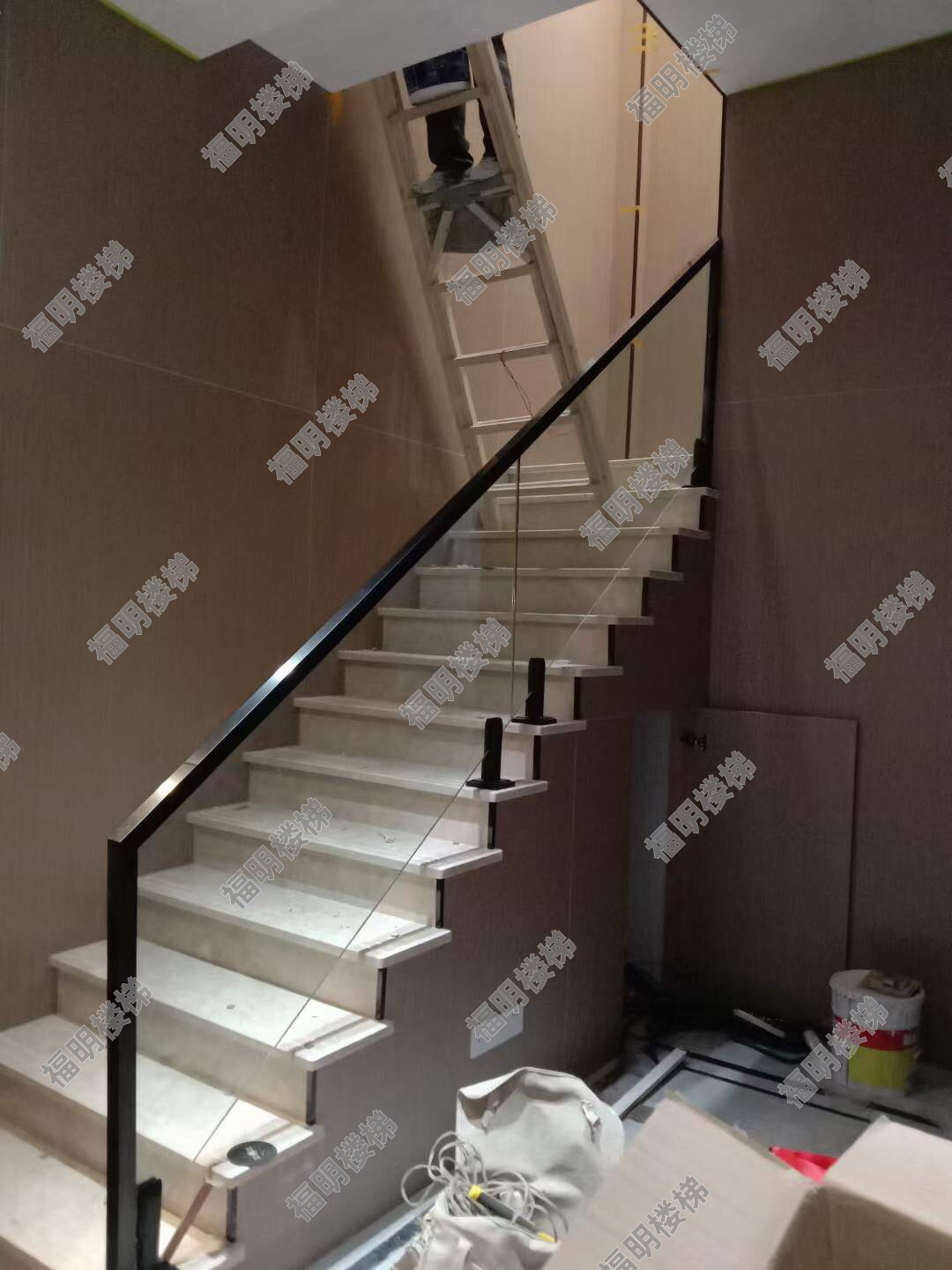 12mm钢化玻璃扶手，不锈钢卡槽，不锈钢立脚（只售宁玻本地）