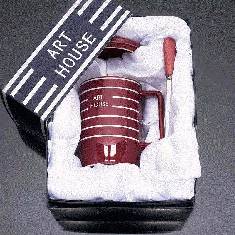 a gift box for a birthday gift, a girl to give a boy to a