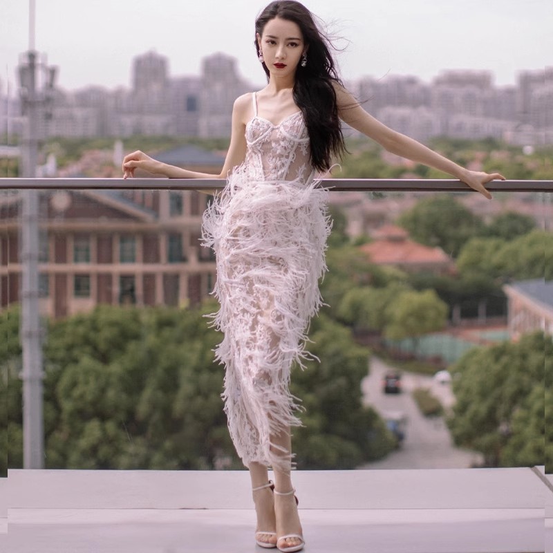无恙迪丽热巴明星同款白色羽毛吊带连衣裙轻奢高端主持人礼服宴会