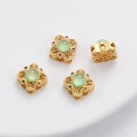 53# светло-зеленый | Стеклянные бусины-спейсеры, инкрустированные медным песком и золотом, квадратный цветок, размер 10х10мм, диаметр около 1,5мм, 1 шт./пакет