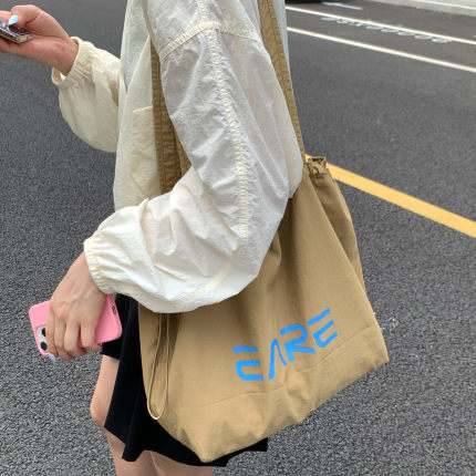 ins慵懒风百搭字母帆布包女式2025新款时尚轻便购物袋通勤托特包