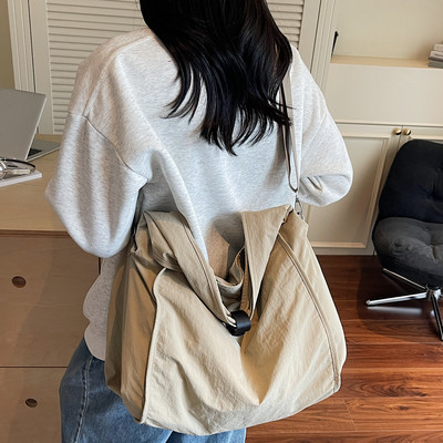 日系潮流休闲简约单肩斜挎包男大容量运动健身包通勤百搭单肩包女