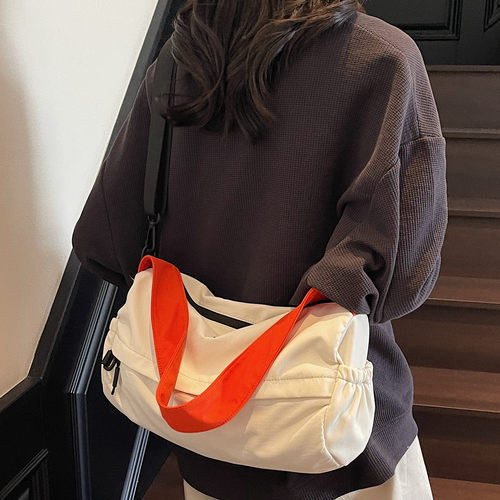 大容量帆布包包女休闲运动单肩圆筒枕头包小众ins百搭宽带斜挎包