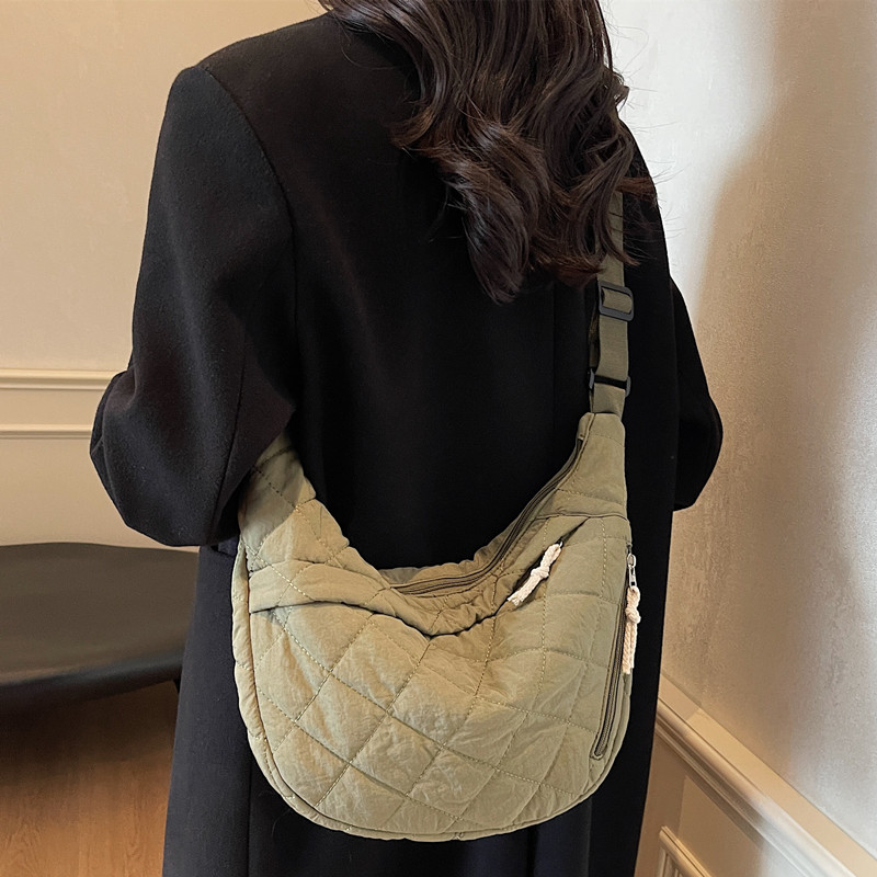 ins新款秋冬大容量斜挎单肩女包休闲百搭日韩系尼龙布棉服饺子包