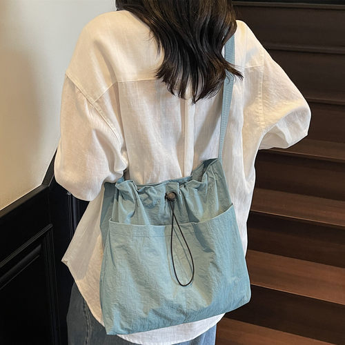 慵懒风抽绳斜挎包女尼龙布休闲运动包包轻便百搭大容量通勤单肩包