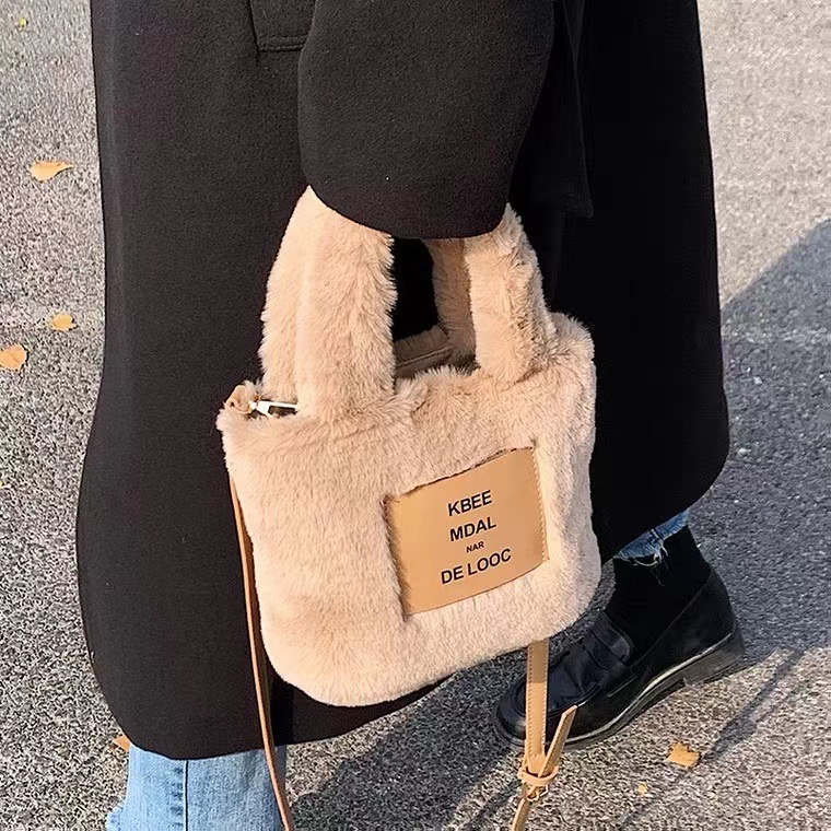 毛毛包女2025新款冬季包包斜挎包高级质感大容量毛绒毛茸茸水桶包