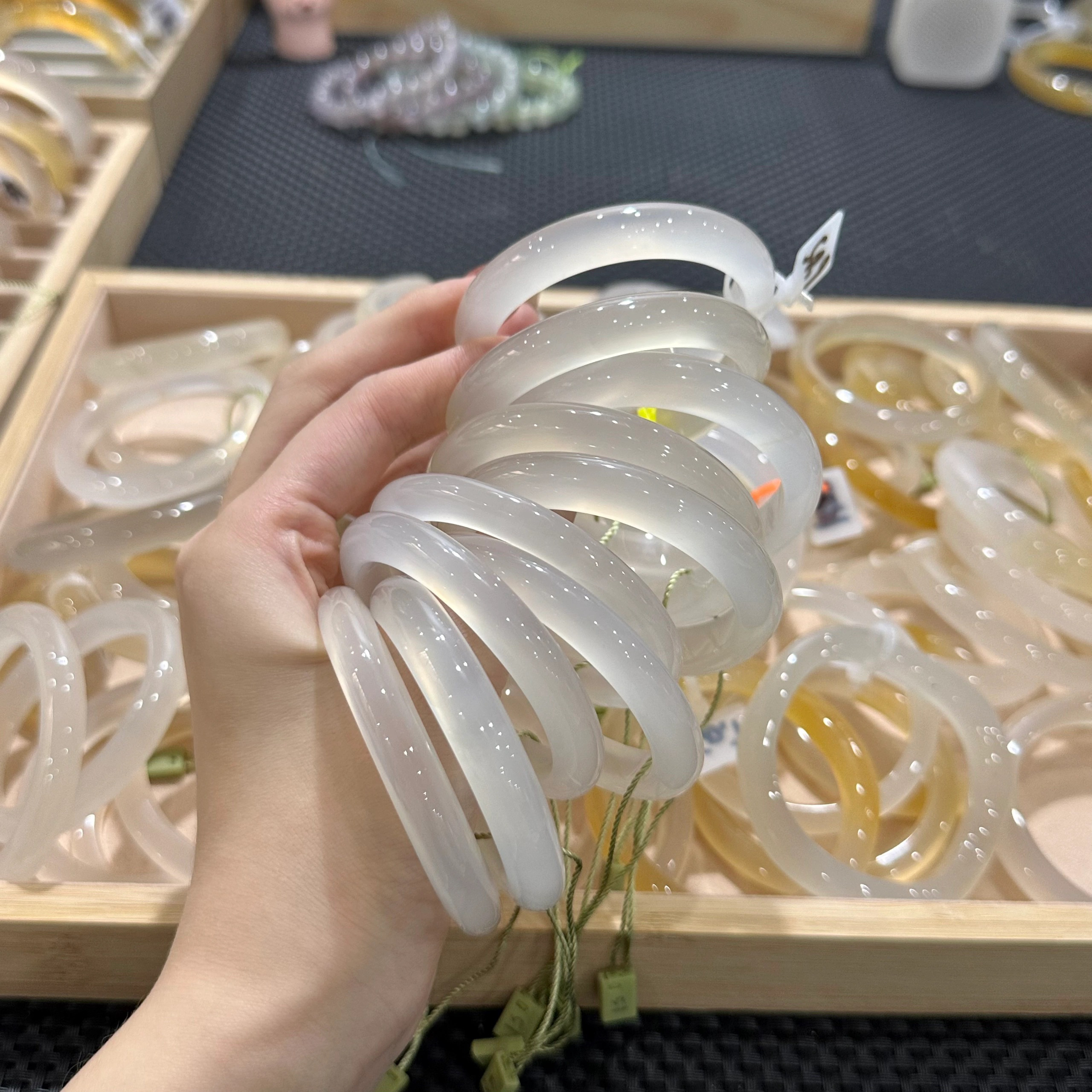 天然玉髓玛瑙手镯香槟金玉髓女