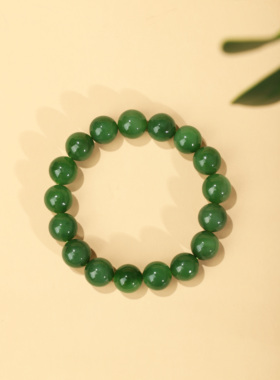 美的绽放，是明媚而不刺眼的、大方得体、温润而有质感。俄料碧玉