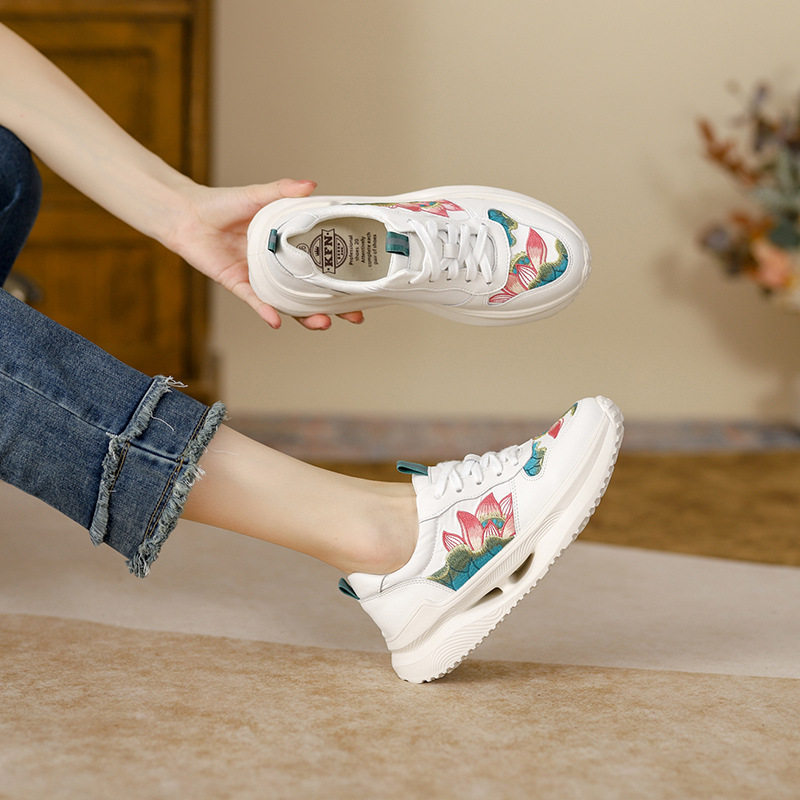 国风真皮绣花女鞋中式时尚百搭轻奢精致系带运动休闲荷花厚底鞋