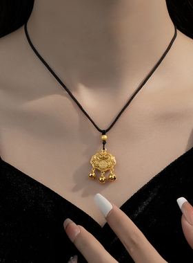 金美澳2025新款爆款编织黑绳长命锁胖人吊坠项链高级感轻奢毛衣链