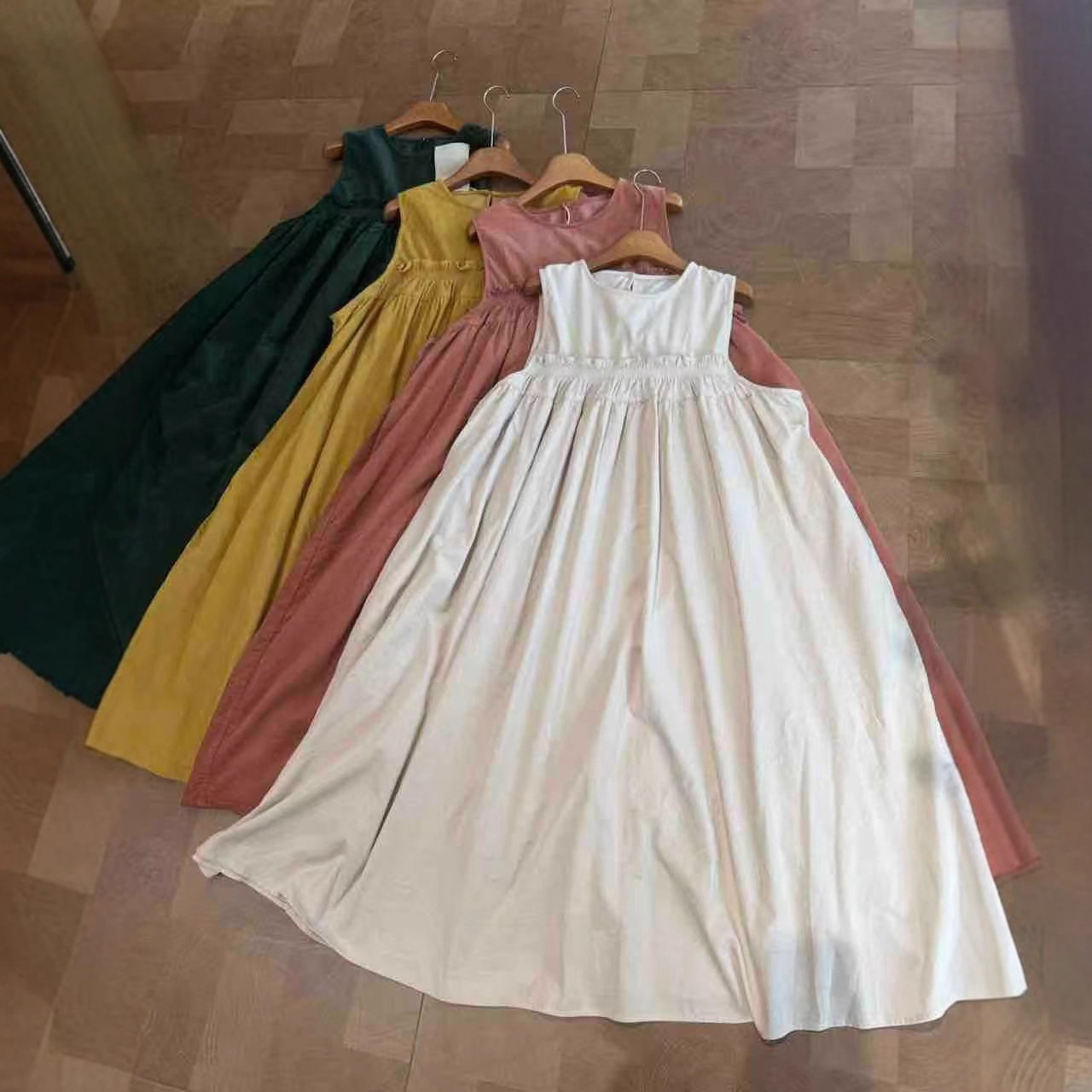 2025秋季新款森系叠穿A字版背心裙女宽松百搭无袖条绒坎肩连衣裙