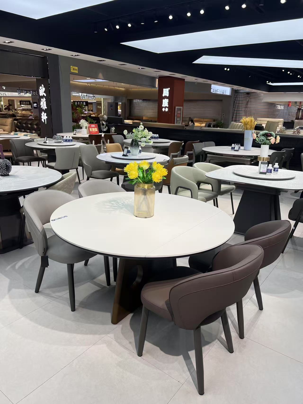 意式极简餐桌椅组合现代简约餐桌小户型家用岩板理石圆桌抽拉伸缩