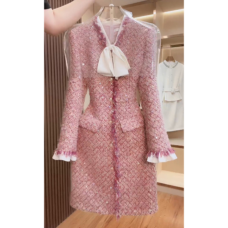 高档设计师气质名媛V领连衣裙2025冬季新款轻奢洋气修身显瘦A字裙