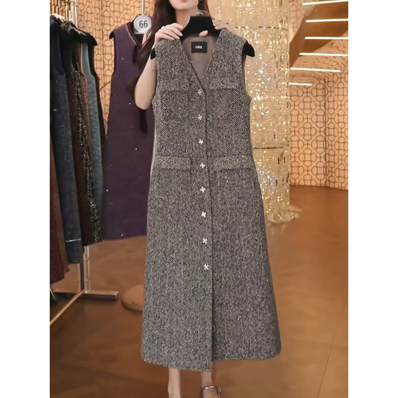 轻奢洋气潮流加厚V领背心裙女2025冬季新款时尚名媛减龄百搭A字裙