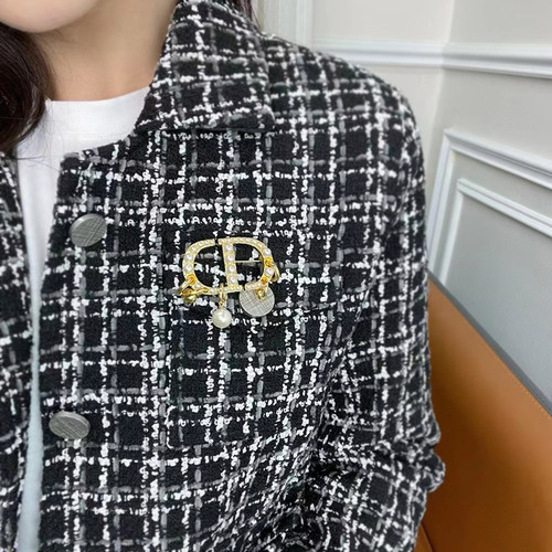 字母CD珍珠小吊环胸针2026年新款潮欧美高级感气质百搭别针饰品