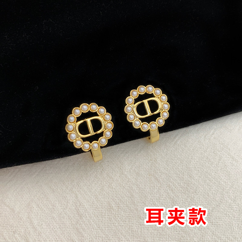 D家新款圆形珍珠字母耳夹女轻奢