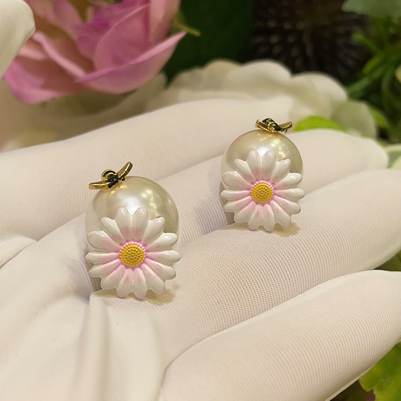 王玉文同款D家2026年新款小雏菊蜜蜂珍珠耳钉女清新简约百搭耳饰