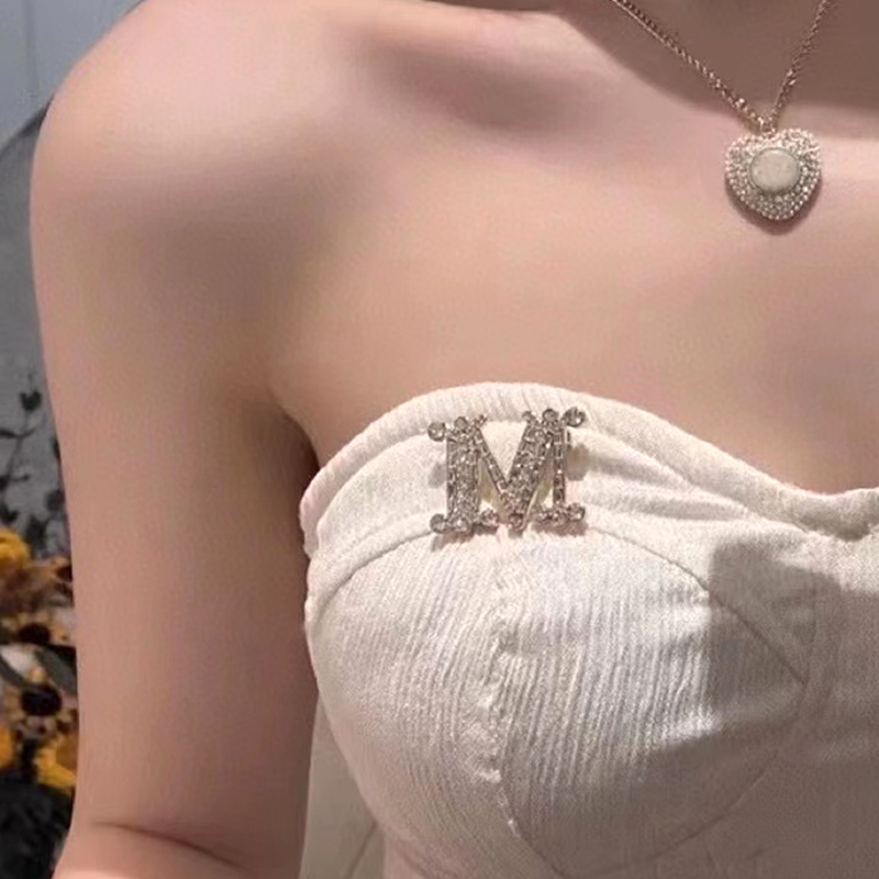 奥米迪奥字母M胸针高级感