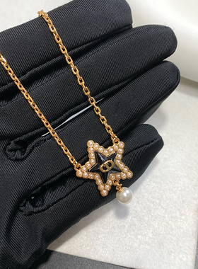 字母五角星珍珠吊坠项链女百搭轻奢高级感颈链D家2026新款锁骨链