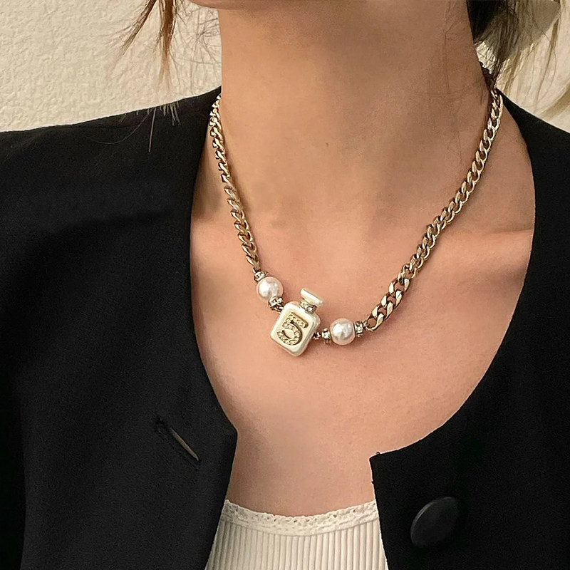 奥米迪奥新款数字5香水瓶珍珠项链女小众choker毛衣链轻奢锁骨链