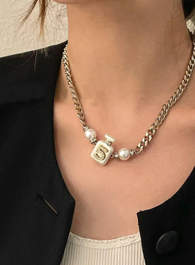 D家新款数字5香水瓶珍珠项链女小众choker毛衣链颈链轻奢锁骨链