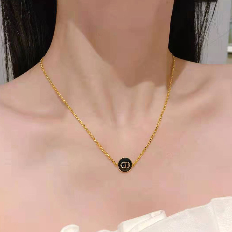 字母黑圆盘CD项链高级感个性轻奢锁骨链简约气质女式精致饰品颈链
