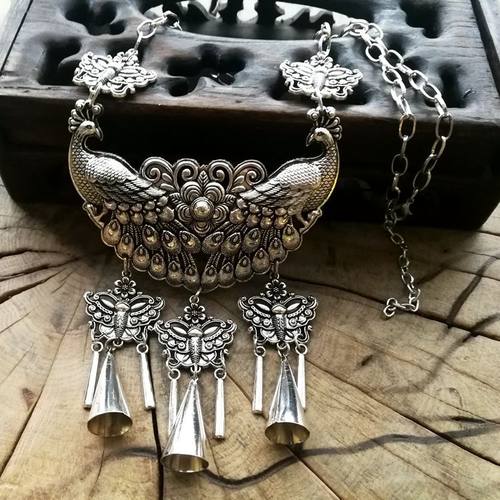 复古孔雀少数民族舞台演出苗银