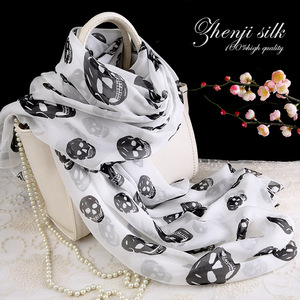 白底黑骷髅头桑蚕丝围巾女长款真丝丝巾披肩薄春秋冬夏季沙滩防晒