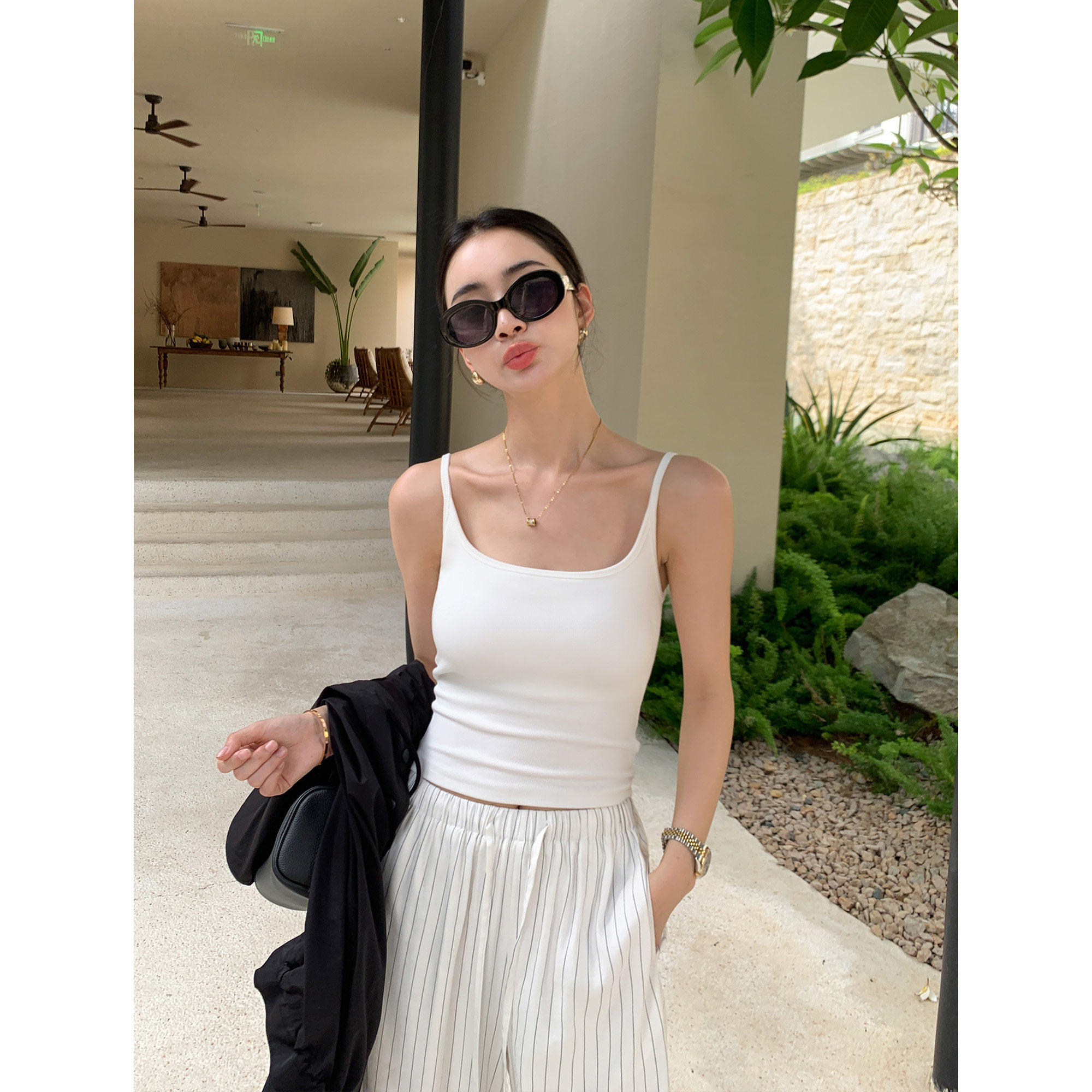 Maven Lin 带胸垫一体式方领吊带背心女修身短款舒适弹力针织上衣