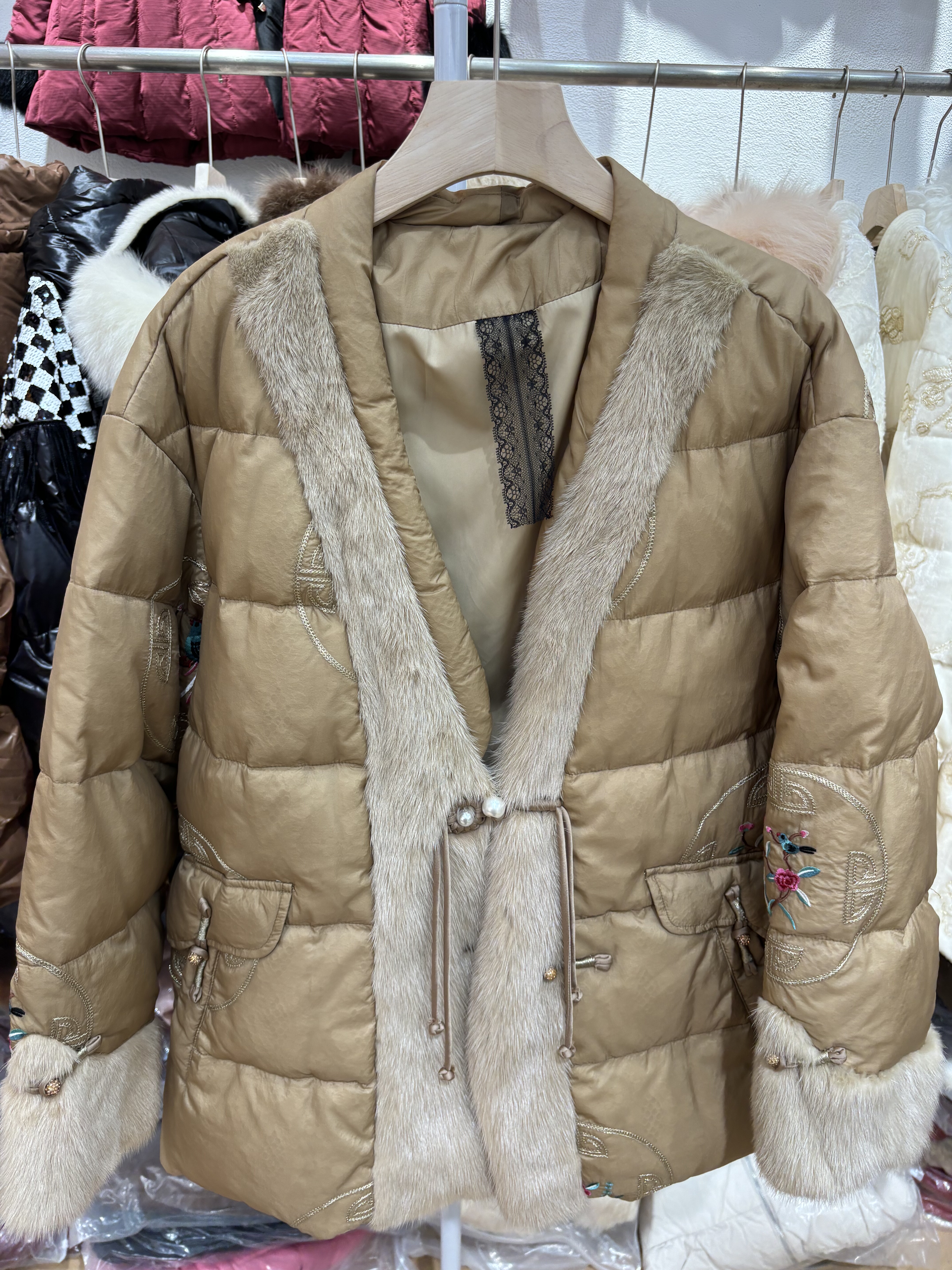 欧洲心2025冬季新款中式国风盘扣刺绣羽绒服女貂毛袖领口鸭绒外套,女装/女士精品,羽绒服,淘宝优惠券,粉丝福利购,淘宝优惠卷