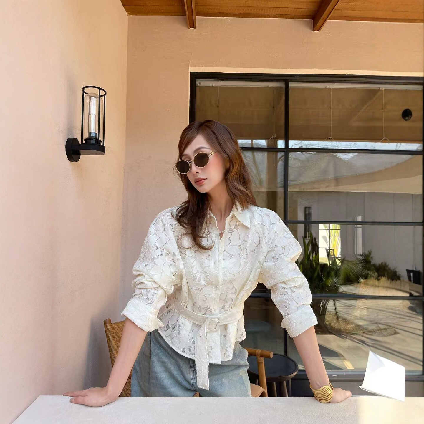 欧洲站2026春季新款V+.COM时尚翻领蕾丝系带钩花长袖衬衫女82730