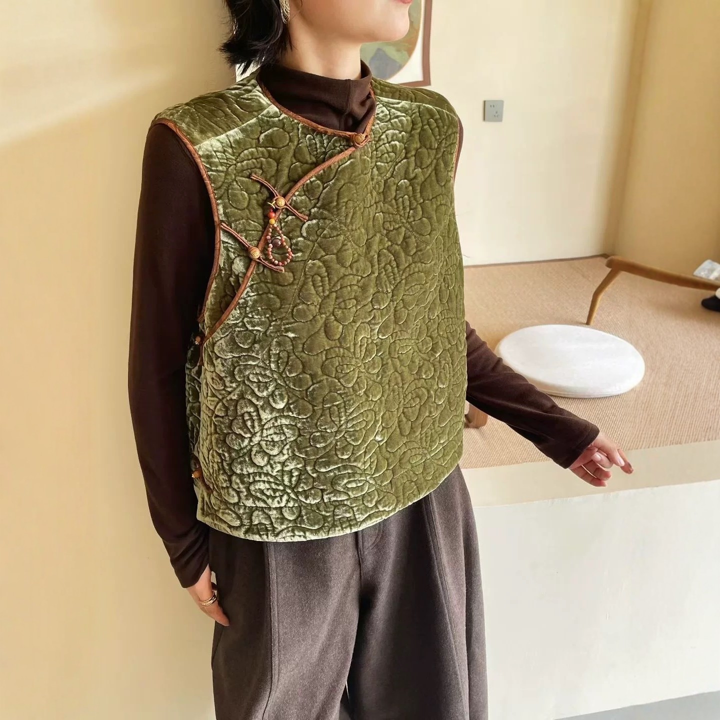 欧洲站2025冬季新款V+.COM新中式国风盘扣压褶丝绒夹棉马甲背心女,女装/女士精品,棉衣/棉服,淘宝优惠券,粉丝福利购,淘宝优惠卷