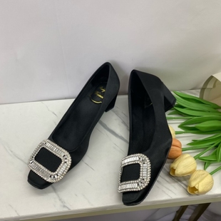 法式女浪漫粗跟水钻方扣单鞋女中跟真丝绸缎方头rv高跟鞋2024春款