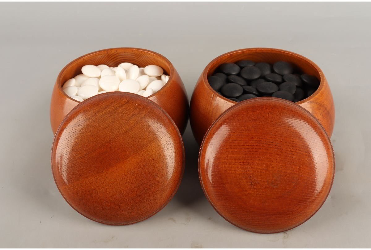 日本34号围棋 ,白子为天然贝壳180颗,黑子那智黑石181颗