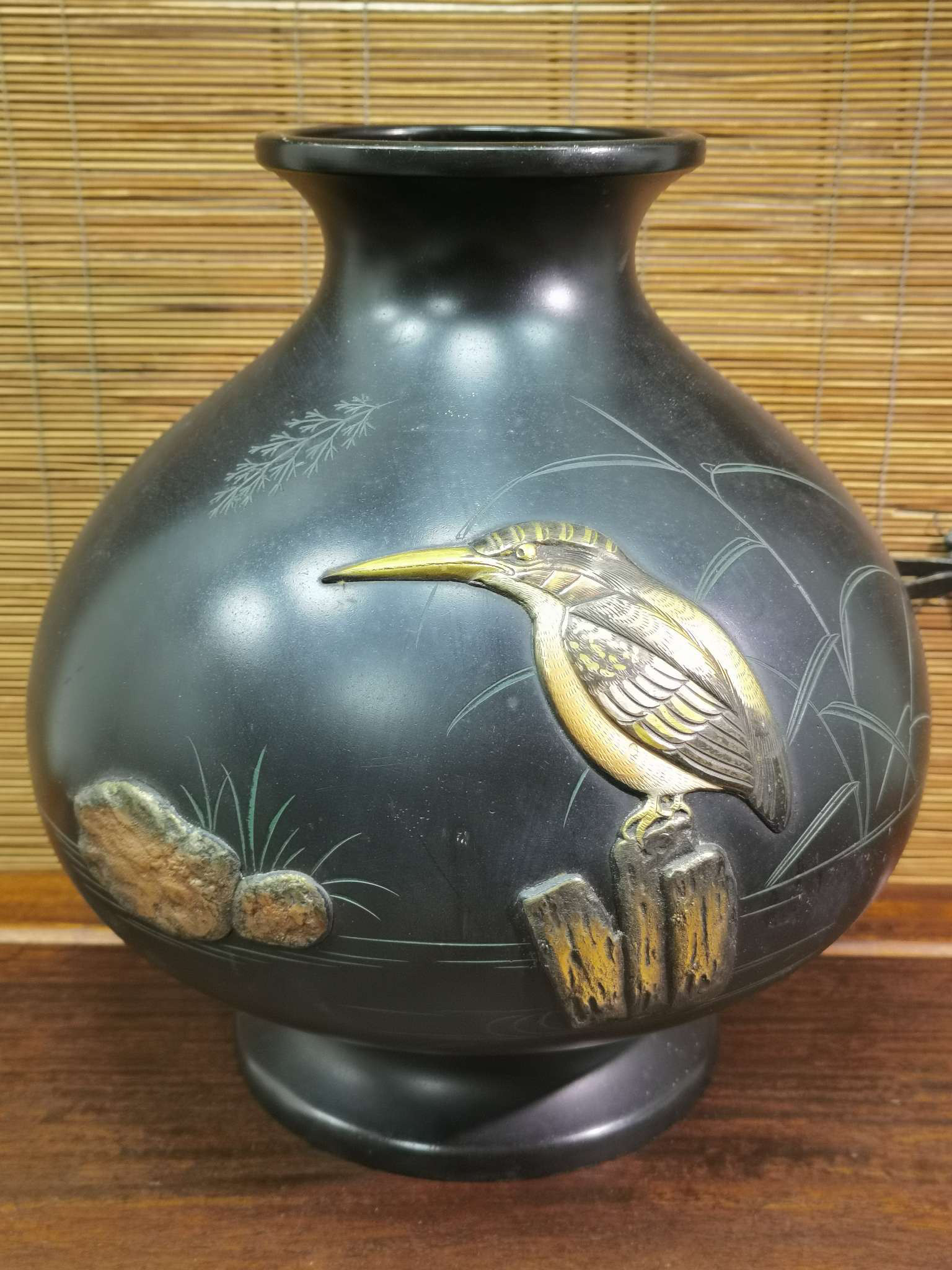日本真峰作花鸟浮雕铜花瓶，重3.9公斤，高28厘米，宽25厘米。