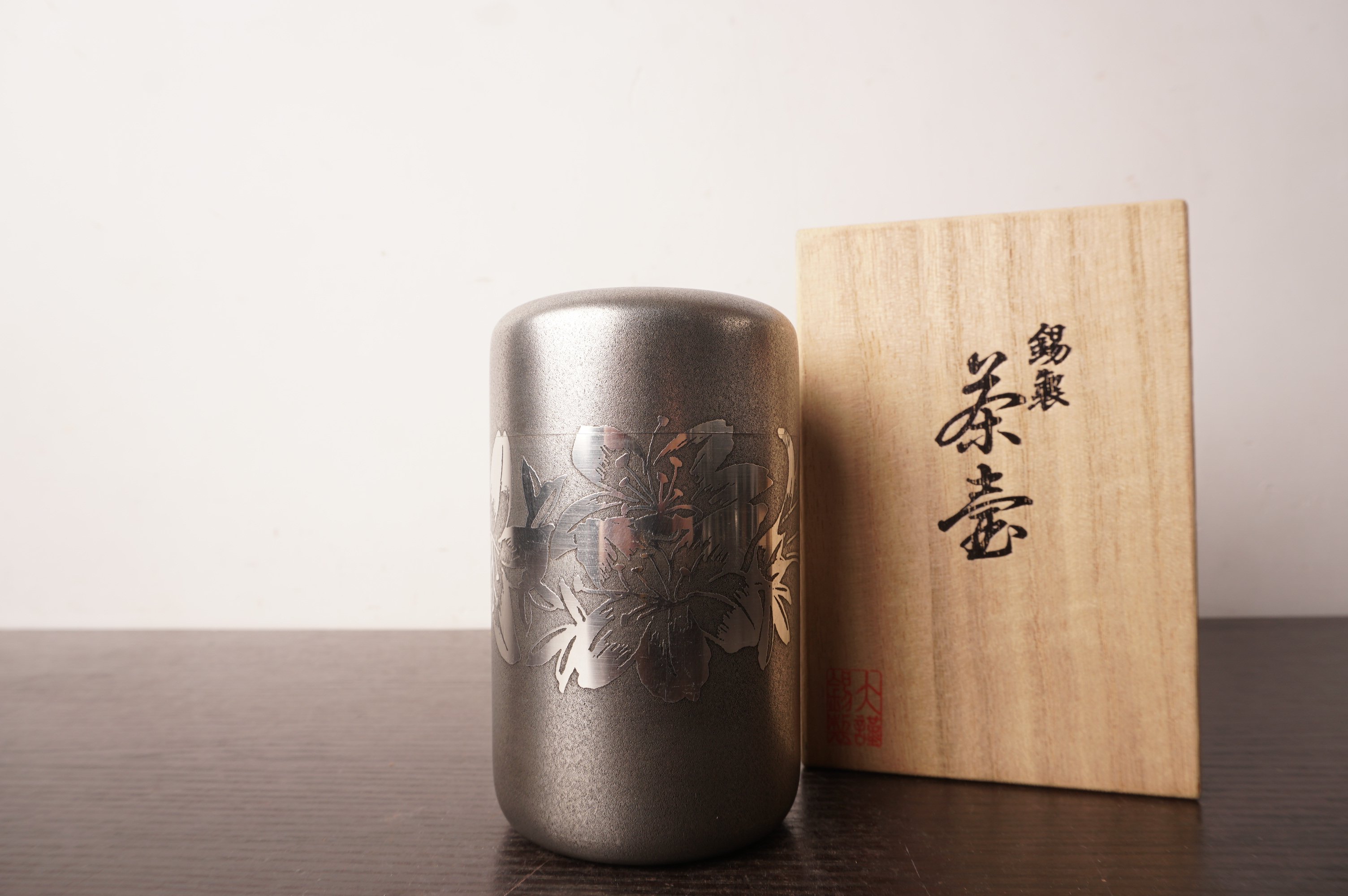 日本乾茂号造锡罐，重450克左右，高11.5厘米直径7厘米，带原木盒