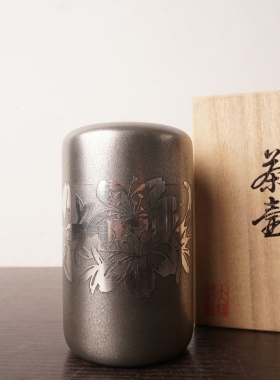 日本乾茂号造锡罐，重450克左右，高11.5厘米直径7厘米，带原木盒