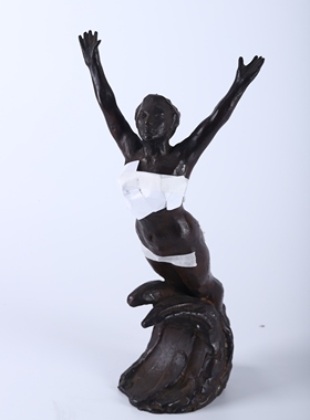 日本馆野弘青作老铜飞女铜像，重2.07千克，高约35厘米，宽约17