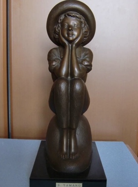 玉野勢三作限量版铸铜萝莉，重7公斤，高37.5厘米，全球发行30个