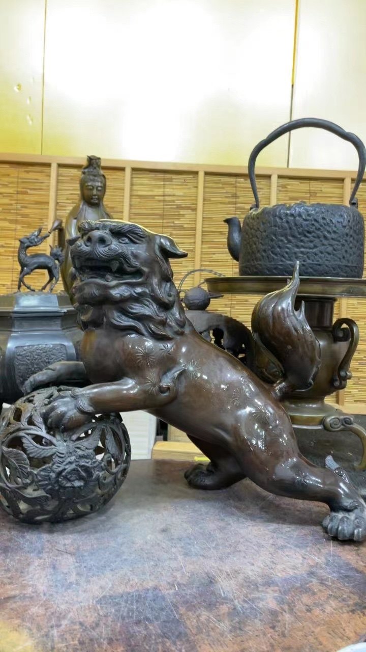 日本超大铜狮子绣球摆件，重约21.6斤，高44厘米，宽33厘米